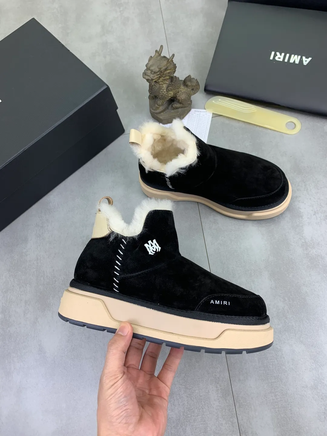Men's shoes 💰P520 New high-quality fur-integrated Amiri Emile new winter wool shoes MA-1 wool shoes Amiri gave up the rock punk style in the new season. It uses a lot of unsaturated colors, Morandi tones, whether you see or wear them, it will make people very happy. The large tongue of the bread shoes continues, shortens the length of the shoe body, thickens the midsole, and the toe part is more rounded. Amiri's brand letters and MA logo appear on the side of the shoe. Fabric: Original custom imported first-layer frosted cowhide + real wool lining. Outsole TPU material. Bottom thickness 4CM. Color: three colors available. Size: #女 models 35-40